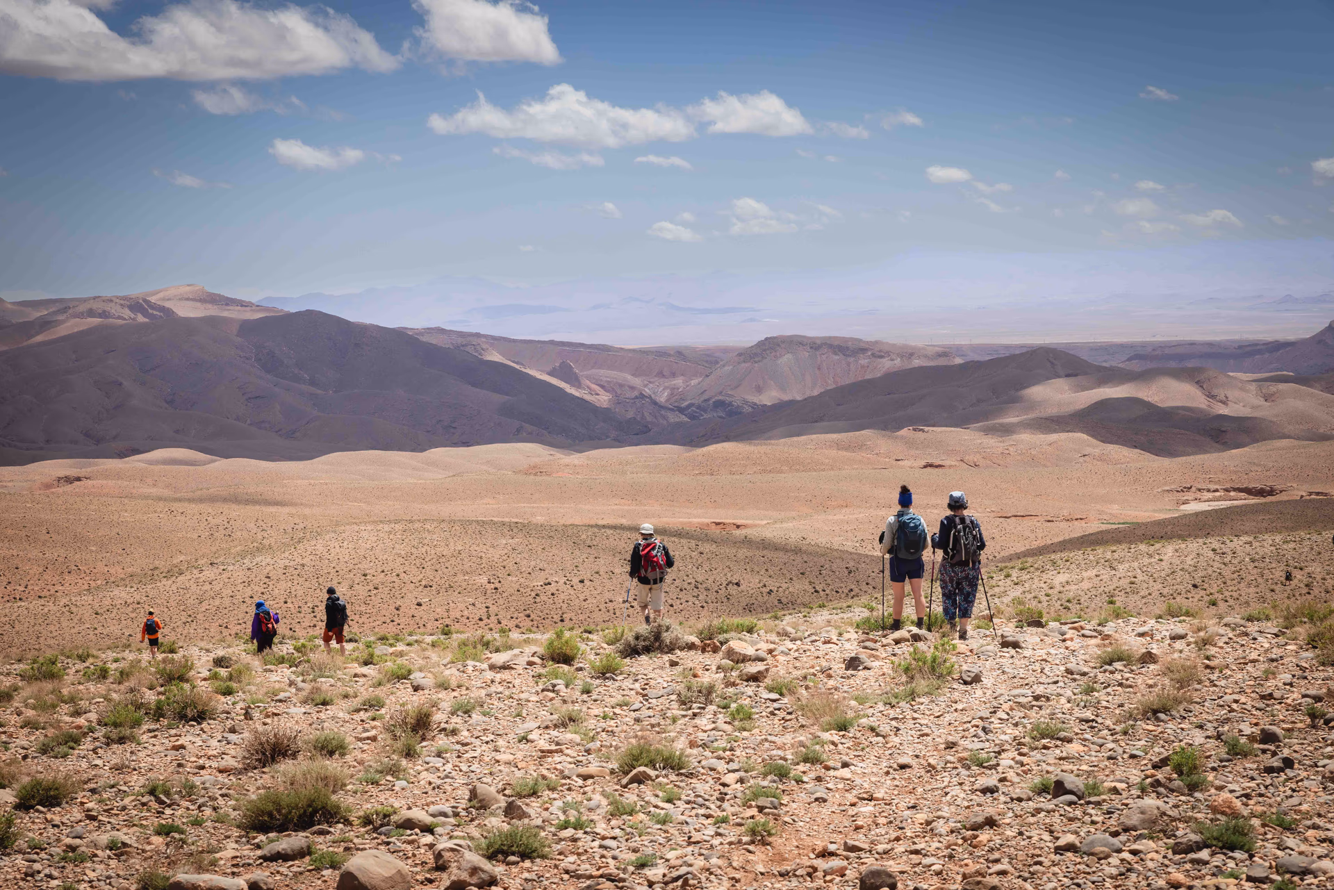 Randonneurs traversant un vaste plateau du Sud marocain